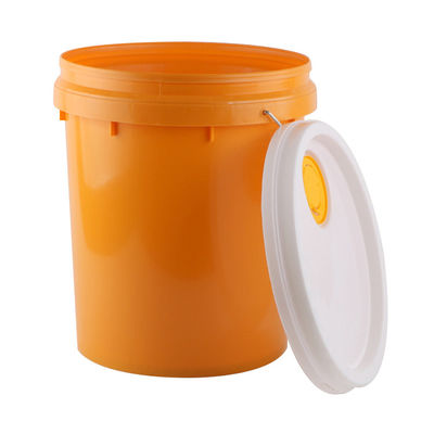 Otwarty plastikowy wiadro oleju smarowego z metalowym uchwytem