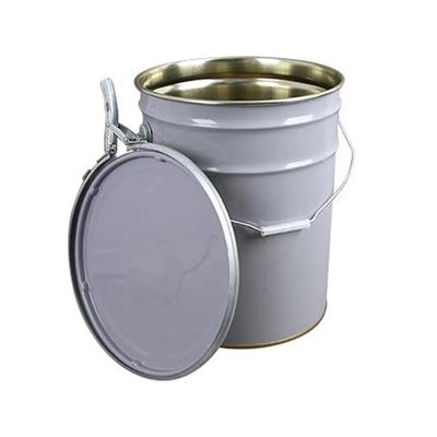 5 galonowy wiaderek z farbą biały metalowy z dźwignią zamkniętą