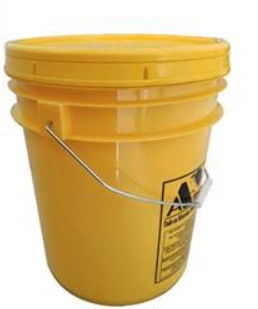 Żółte plastikowe pojemniki z wiadrem o pojemności 20L do przechowywania kleju