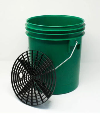 Plastikowe wiadra z klasyfikacją ONZ do bezpiecznego transportu i przechowywania materiałów niebezpiecznych